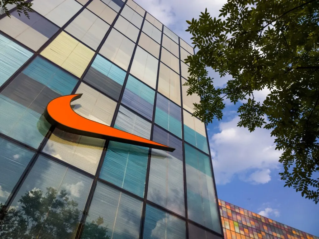 Unveiling-the-Success-Stories-How-Top-Brands-Nailed-their-Graphic-Design-Strategies-003